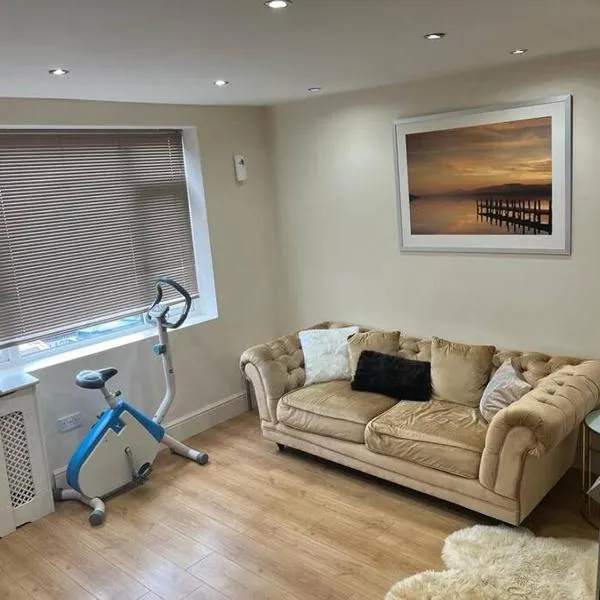 Fabulous 3 bedroom house , sleeps up to 5-7 guest.、South Ockendonのホテル