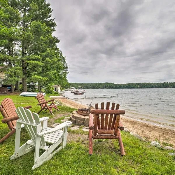 Lovely Lakefront Cottage 13 Mi to Traverse City!, hotell i Kalkaska