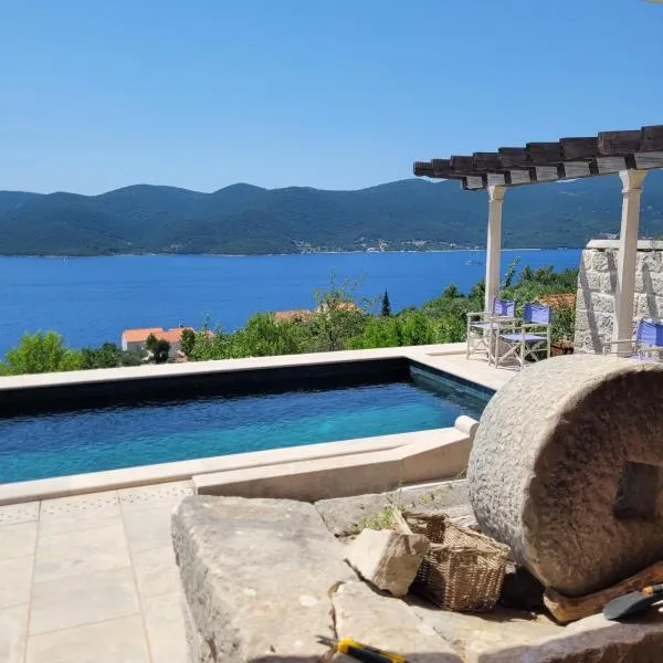 Green Marble Pool Cottage 3 BR in 2 adjoining stone buildings on a 2 acre private land, hotel v destinácii Viganj