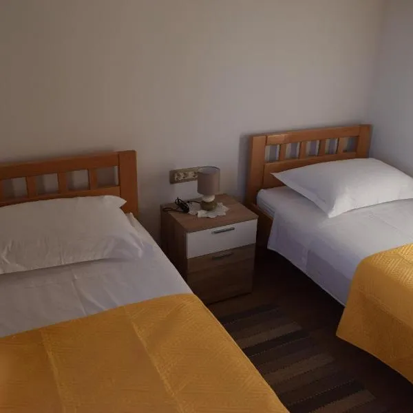 Apartmani Jelenić, hotel v destinácii Ždrelac