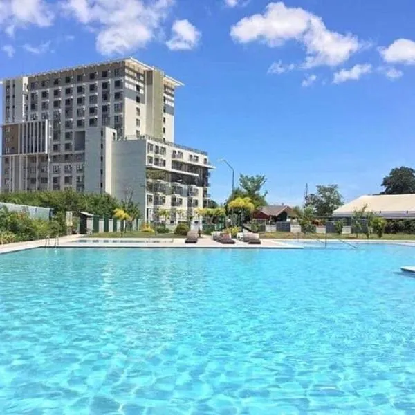 NEW Luxury Suite with pool and Netflix near Airport, hotel v destinaci Marigondon
