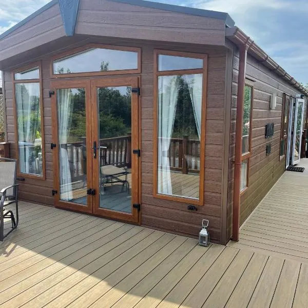 Fern Lodge with Hot Tub, hotel in Stonham Aspall