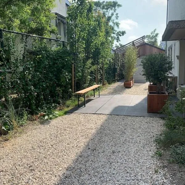 Tinyhouse Scheveningen beach FREE gated parking、スケベニンゲンのホテル