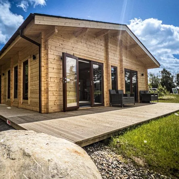 Sundance Lodge, Fantastic New Cabin with Hot Tub - Sleeps 6 - Largest In Felmoor Park, hotel in Morpeth