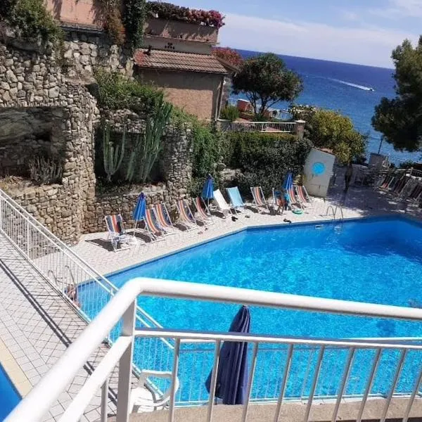 La casetta in Canadà, appartamento sul mare con piscina, hotel v destinácii Marina dʼAndora