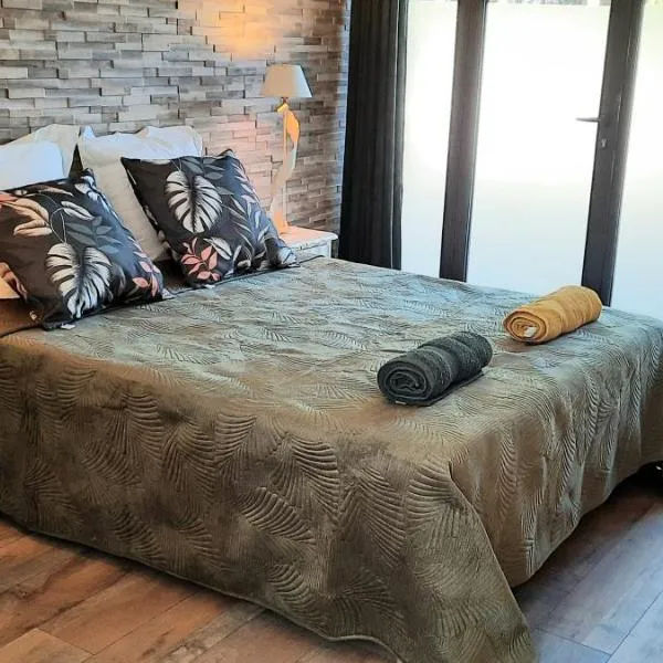 LE MAS DES SOURIS BLONDES, hotel v destinaci Labastide-de-Virac