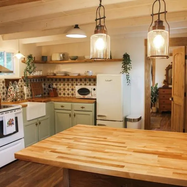 The Greenhouse Cozy Cottage- Walk to Downtown!, hotel v destinaci Opelika
