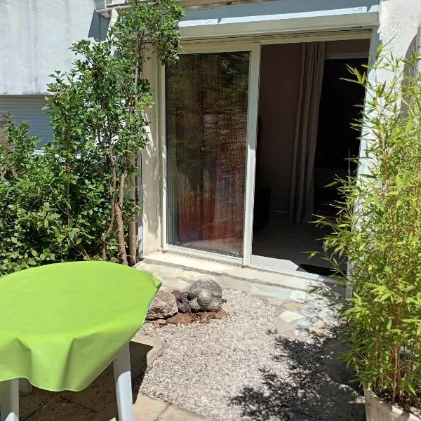 Chambre raisin 2p, pour 2 nuits max, a 6km du festival de piano de la roque d'anthéron à 100m de la piscine, hotel in Rognes