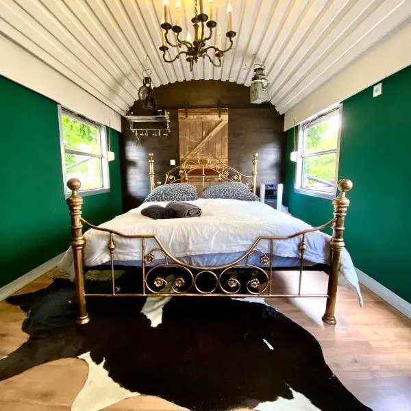 Gleis 1, Eisenbahn Waggon mit Whirlpool und Ofen, hotel v destinaci Dahlem