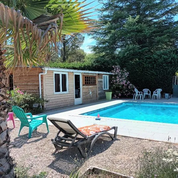 Chalet banane devant piscine, a 6km du festival de piano de la roque d'anthéron, hotel in Rognes