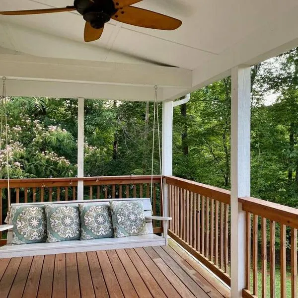 Beautiful 2 BR 1 BA Cabin in Blue Ridge Mountains: The Little White House, hotel in Martinsville