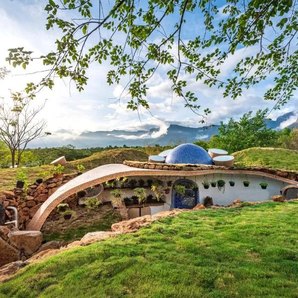 SaffronStays AsanjA Titaly, Murbad - hobbit inspired earth-shelter home with plunge pool, hotel v destinaci Murbād