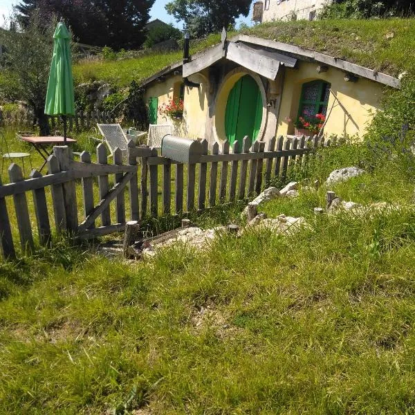 Maison de hobbit montcuq, hotel v destinaci Montlauzun