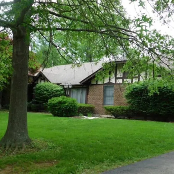 Office + 5 BR, Movie Theater , Creve Coeur -10 Sleep surface, hotel in Creve Coeur
