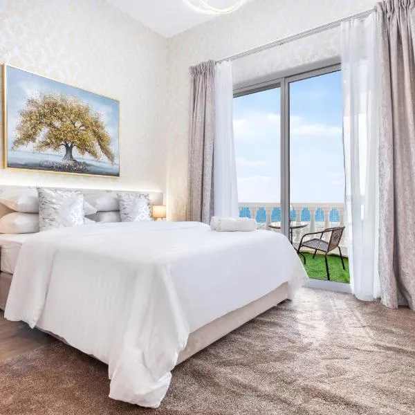 Live and experience a stunning Sea View Studio, hotel in Al Jazirah al Hamra'