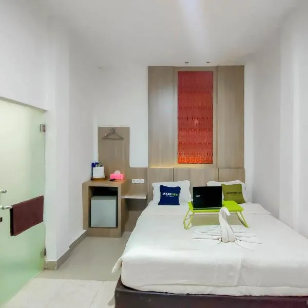 Viesnīca Urbanview Hotel Bagoes Sintang by RedDoorz pilsētā Sintang
