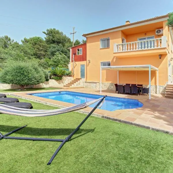 VILLA ROSES with swimming pool & mountain view, hotel v destinaci Lloret de Mar