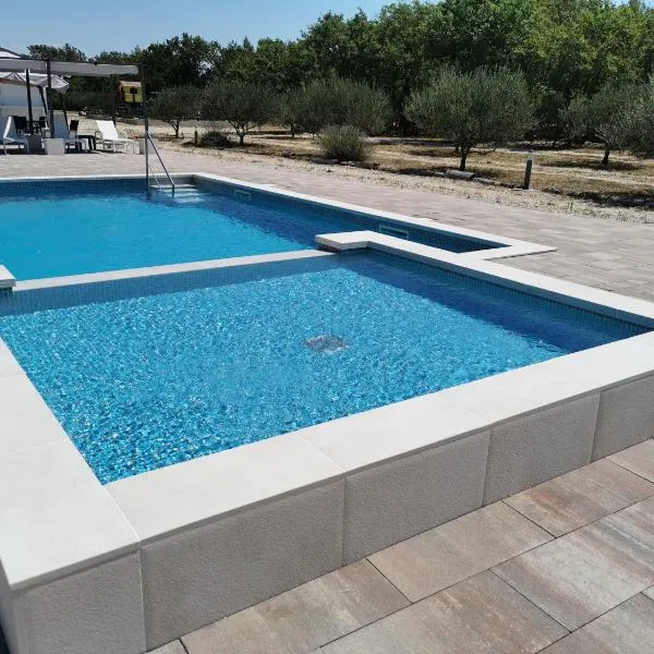 Grande Glamping with Pool, hotel in Biograd na Moru