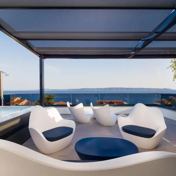 Luxury apartment- balcony- private rooftop and jacuzzi- common pool, hôtel à Trogir