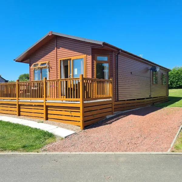 Mildreds Lodge with Hot Tub, hotell i Longframlington