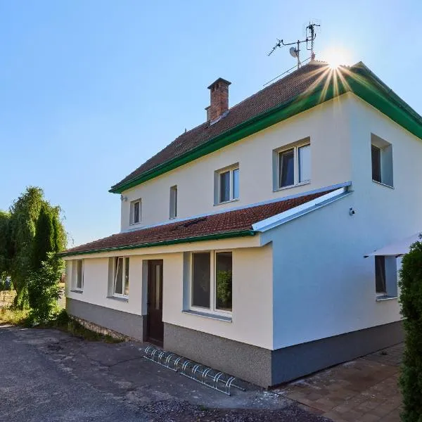 Vinařský dům Kovárna, hótel í Březí