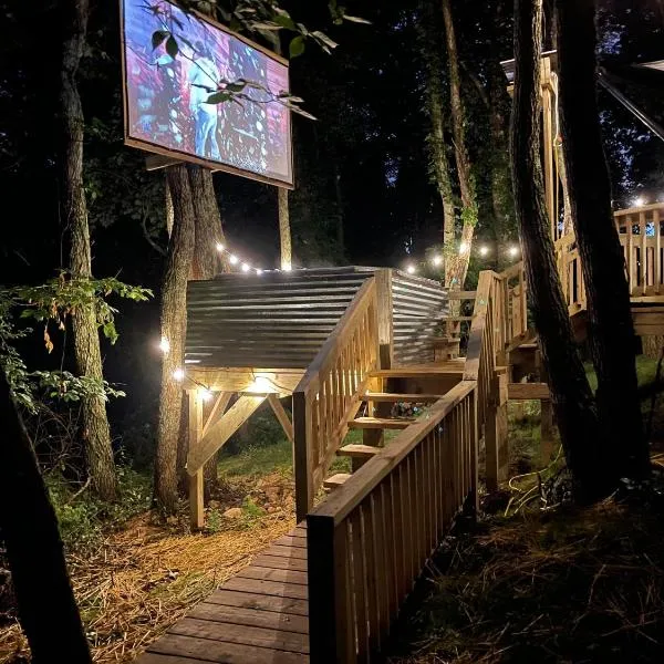 Luxurious Camping -Theater, Hot-Tub, Keg, Fire Pit, hotel a Jonesville