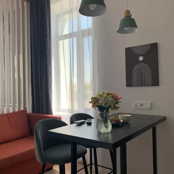 Апартаменты в ЖК Варламова, рядом озеро Сайран, hotel in Almaty