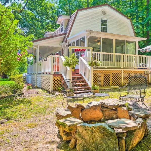 Secluded Chattanooga Getaway with Deck and Yard!, hotel en Kimball