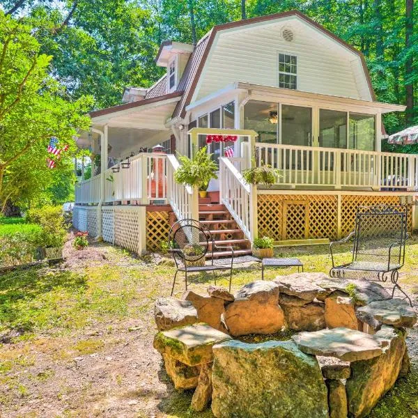 Secluded Chattanooga Getaway with Deck and Yard!, Hotel in Kimball