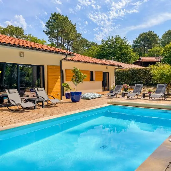 Magnifique villa avec piscine, Hotel in Biscarrosse