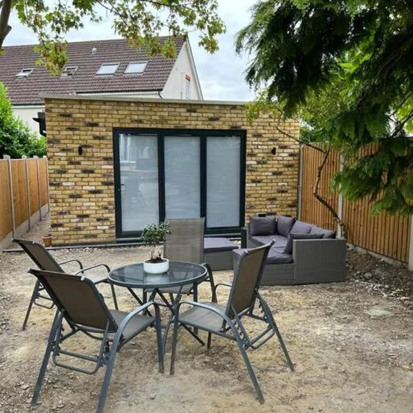 Viesnīca Modern Studio with parking in private garden pilsētā Theydon Bois