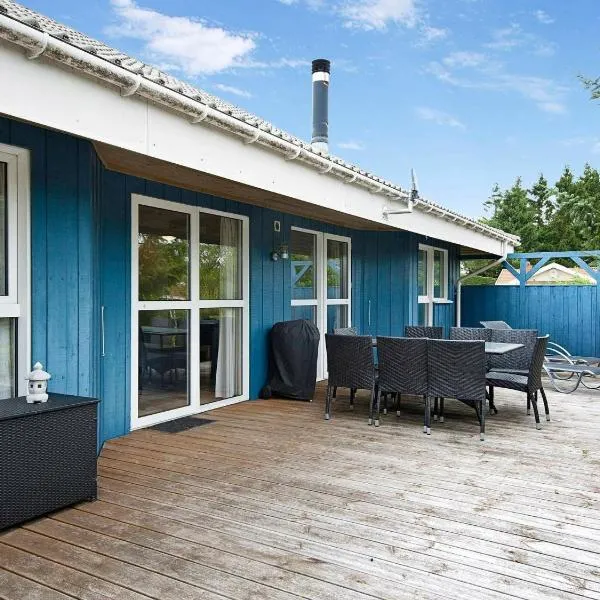 8 person holiday home in Hejls, hotel i Knud