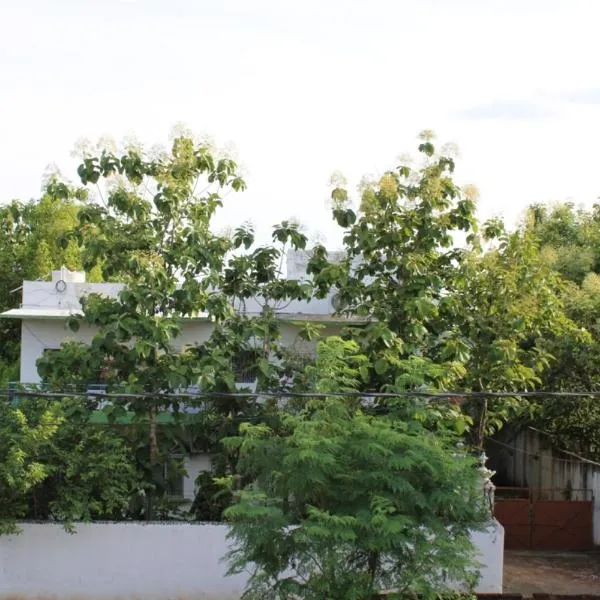 "Priyadarshi Villa" Free pickup in ac car from Jasidih Railway station or Deoghar Airport, hotel a Deoghar