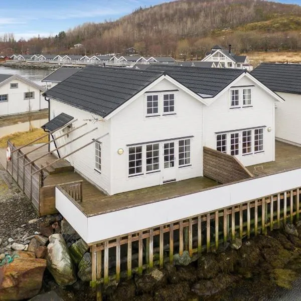 Idyllisk sjøhus på Naurstad, hotel di Fauske