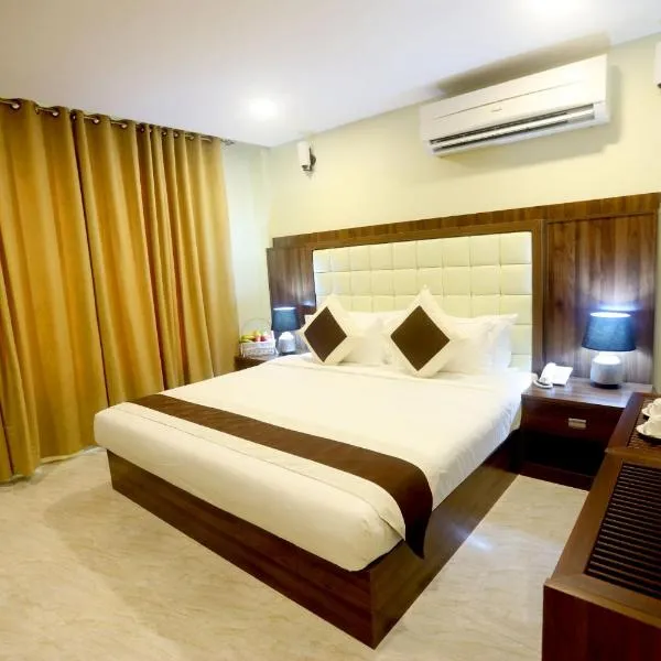 Golden Crown Hotel Alseeb Muscat، فندق في سيب