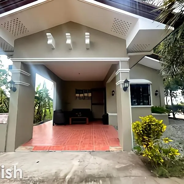 Casita Mia - Guest House for 9pax with WIFI, NETFLIX, YOUTUBE, KARAOKE, CAN COOK and BBQ、Malolosのホテル