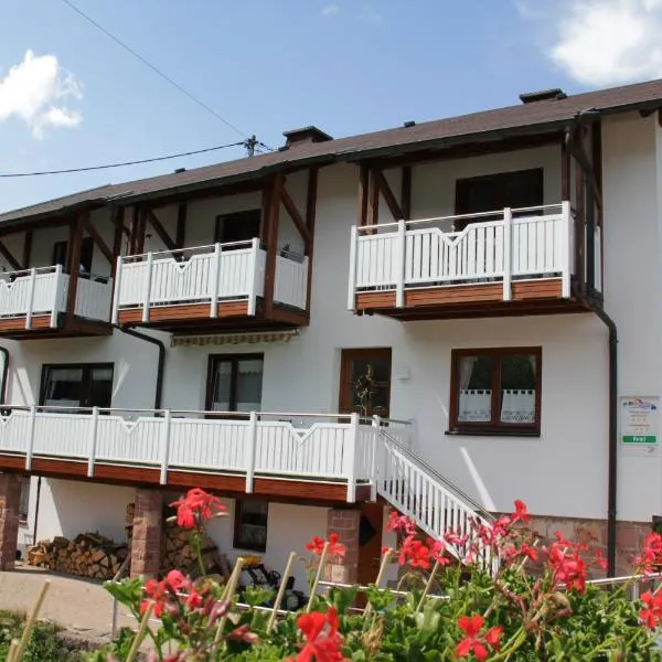 Schönes Doppelzimmer mit separater Küche im nördlichen Nationalpark Schwarzwald – hotel w mieście Forbach