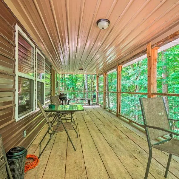 Peaceful Decatur Cabin with Grill and Fire Pit!, hótel í Dayton