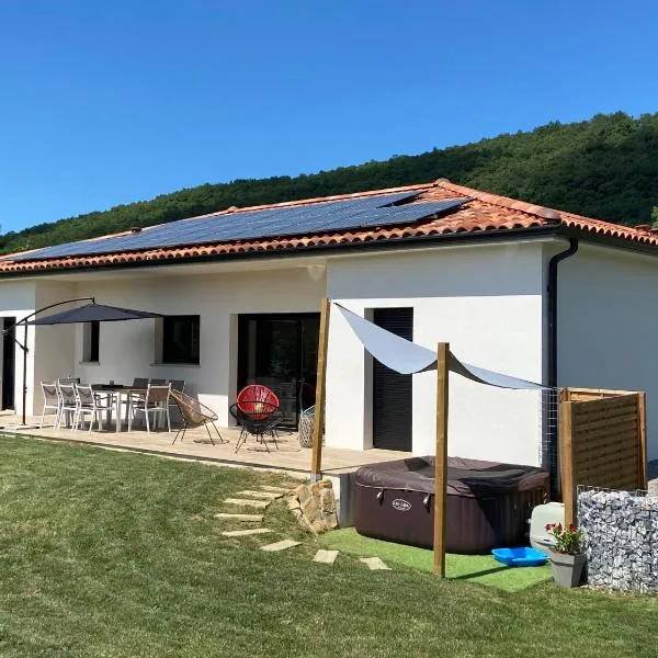 Villa jacuzzi, terrain de pétanque et aire de jeux vue sur les Pyrénées, hotel v destinácii Lombrès