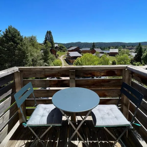 Saint-Laurent-du-Jura में, होटल Cocon jurassien 4 pers Piscine Nature & Ski