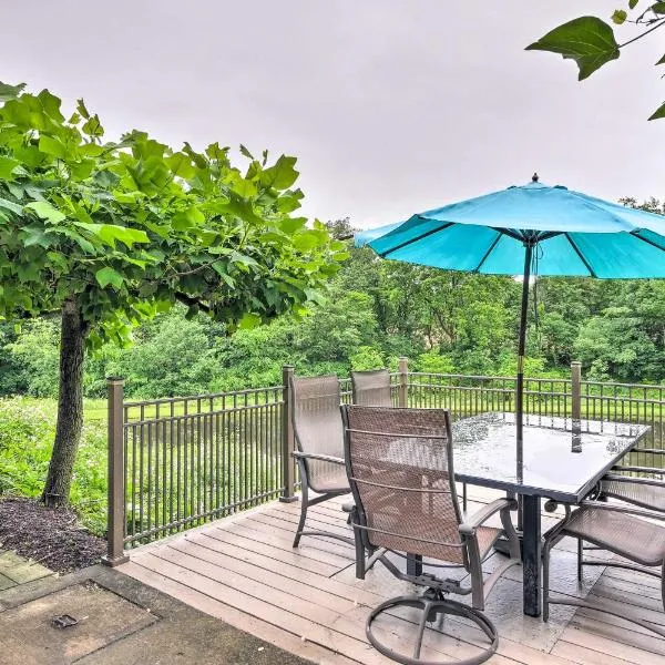 Mimis Place about Ohio Countryside Duplex with Deck, hotel in Orrville