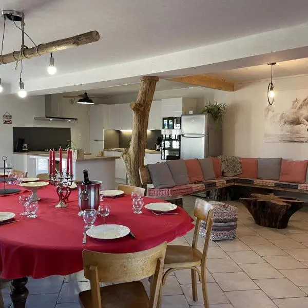 Charmant Gîte Familial avec Piscine, Jardin et Aire de Jeux - Capacité 15 Pers, Blomard - FR-1-489-353, hotel v destinaci Blomard