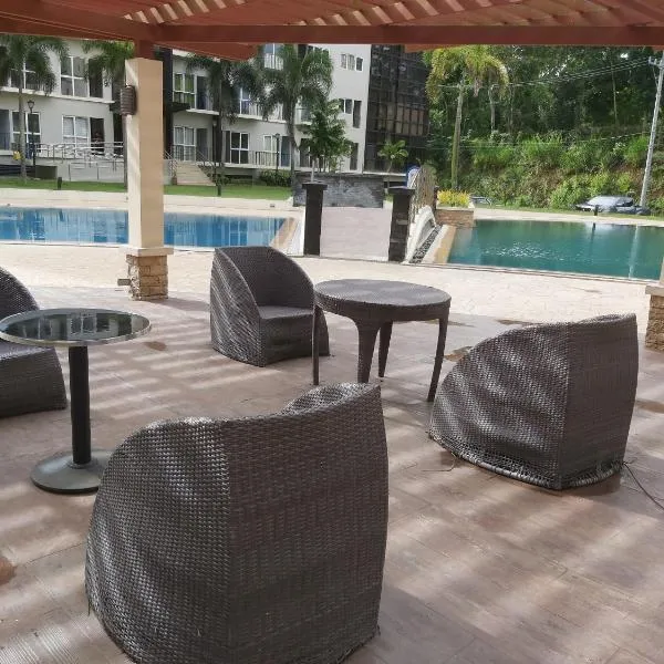 Monteluce 2 BR LOFT with pool 825, hotel v destinaci Silang