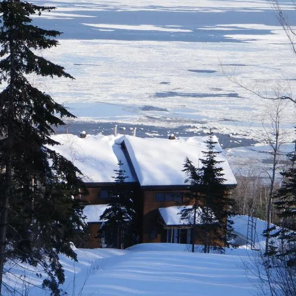 Aires du Massif - Aquilon et Sirocco vacances et SPA, hotel in Petite-Rivière-Saint-François