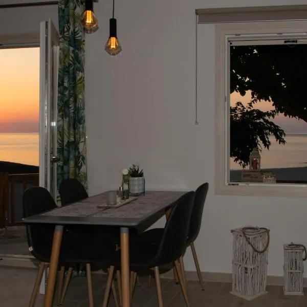 Genevieve Sea House - by the sea ....on the beach.、Agii Sarantaのホテル