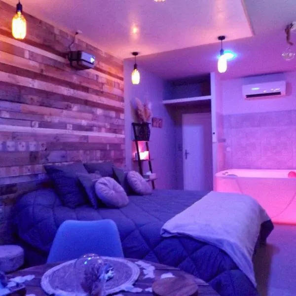 La Suite Côté Pool-House Piscine, Sauna & Jacuzzi privatifs – hotel w mieście Istres