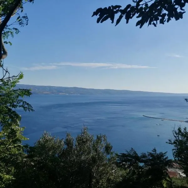 House B - with spacious terrace and beautiful view, hotell Omišis