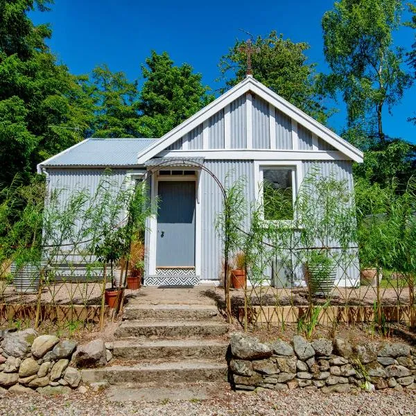 Tin Cabin in peaceful Angus glen, hotel in Glenogil