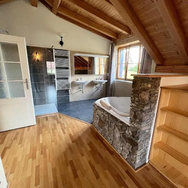 Caldisfarm Bison Lodge I Charmante Ferienwohnung für Pärchen, hôtel à Kašperské Hory