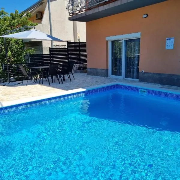 Apartment Gajo with swimming pool near Split、Srinjineのホテル